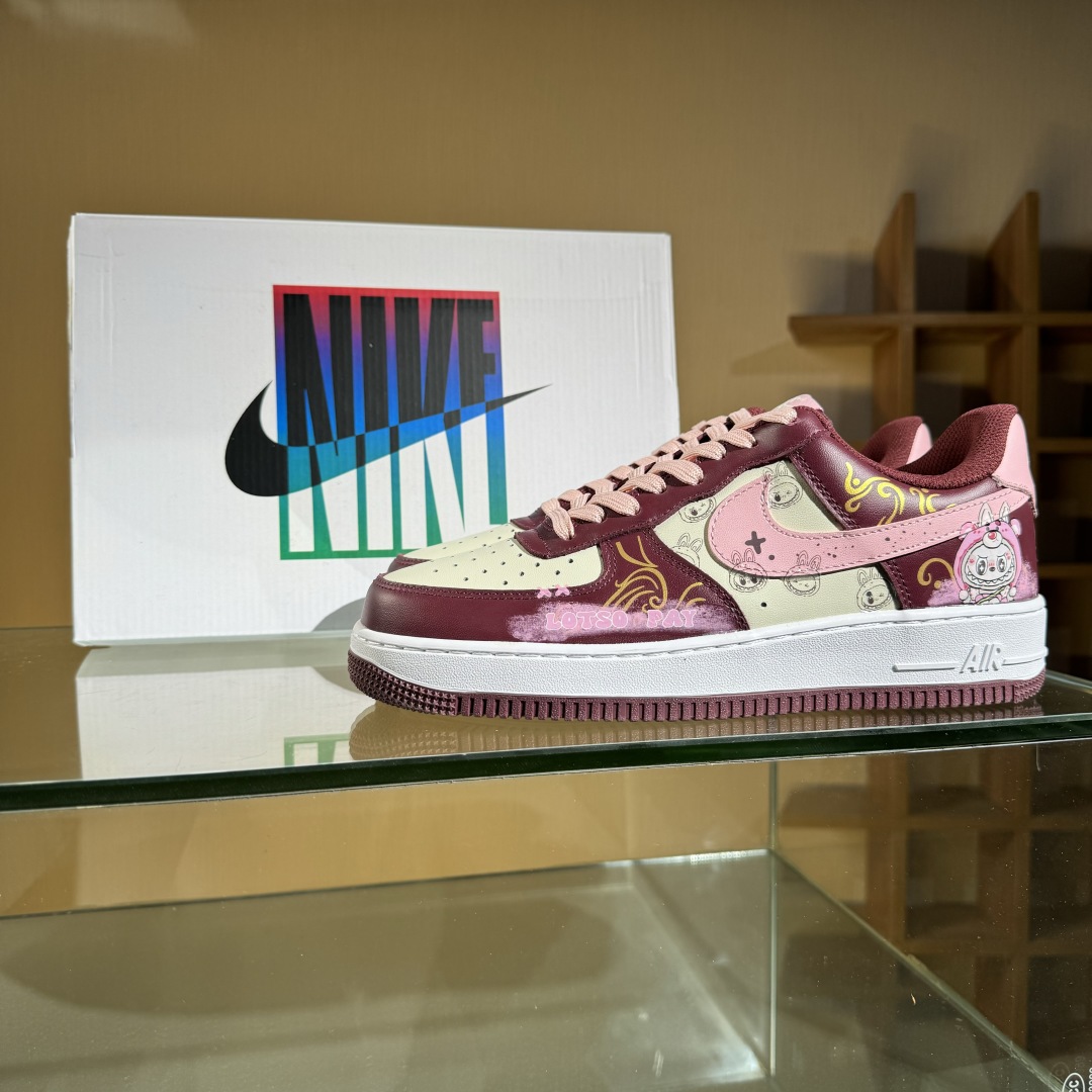 260 Nike Air Force 1'07 Low ”Berry Red” 手绘涂鸦 莓红漫绘 空军一号低帮休闲运动板鞋 FD9925-611