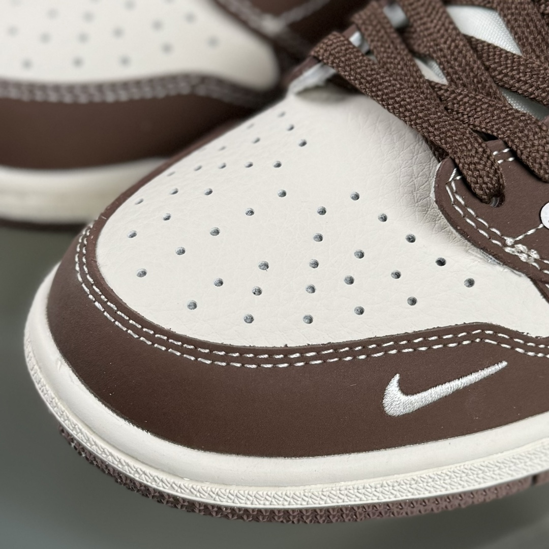 Travis Scott x Nike Air Jordan 1 Low x LABUBU Air Jordan 1 Low 反转棕白小勾拉布布倒钩 DX1888-095