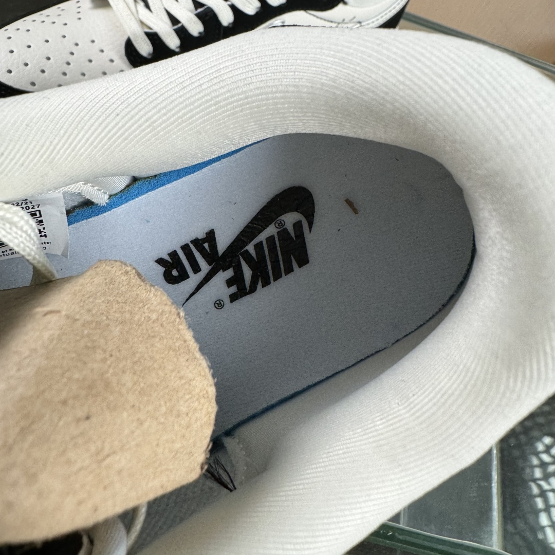 Travis Scott x Nike Air Jordan 1 Low x LABUBU Air Jordan 1 Low 反转黑白拉布布倒钩 LD2028-056