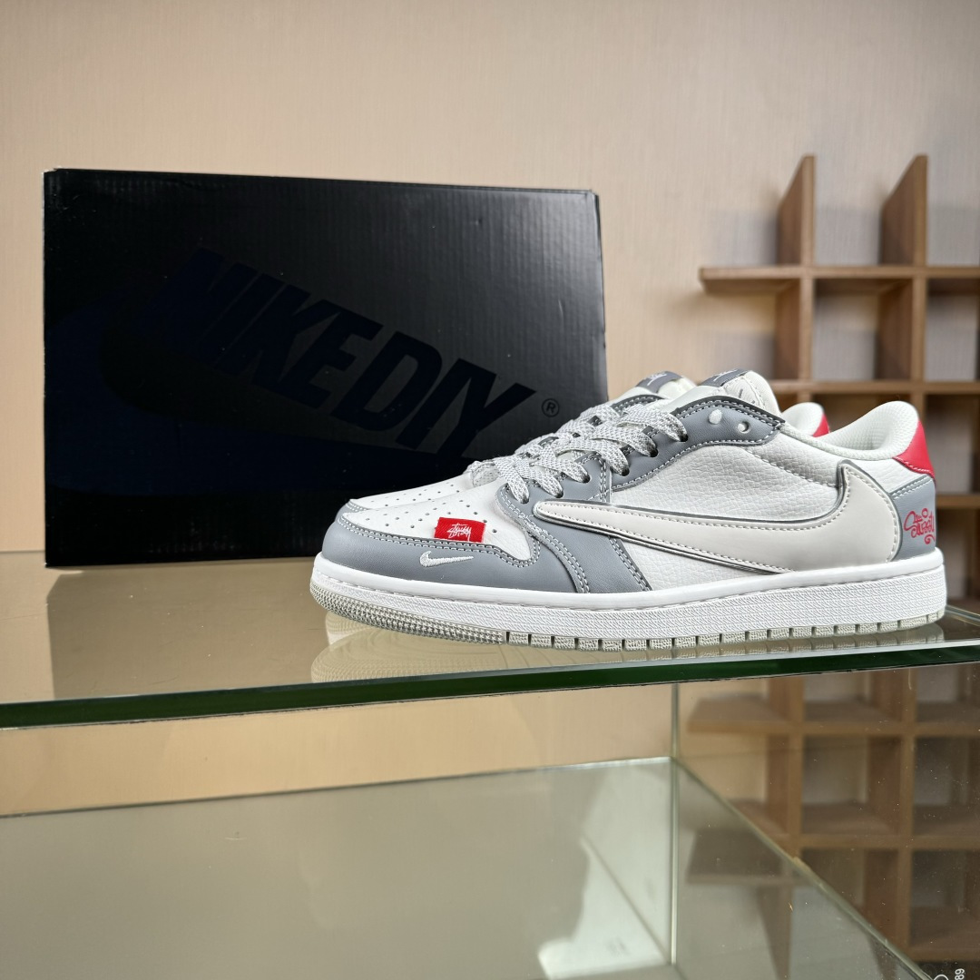 Travis Scott x Fragment Design x Air Jordan 1 Low OG SP AJ1 乔1 斯图西联名 白灰红尾 低帮文化休闲板鞋 DZ5899-006