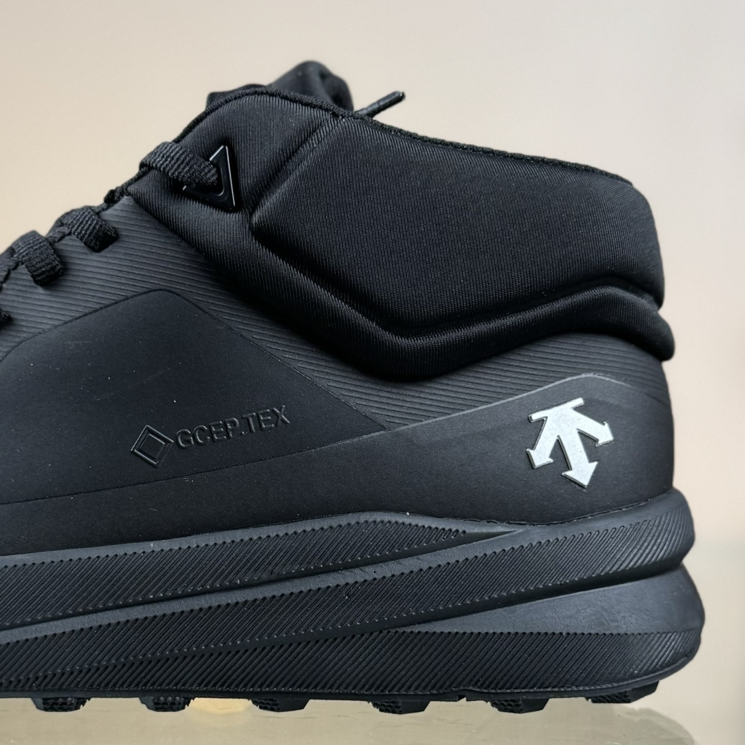 DESCENTE迪桑特轻盈防水时尚休闲运动高帮防水男子越野跑鞋