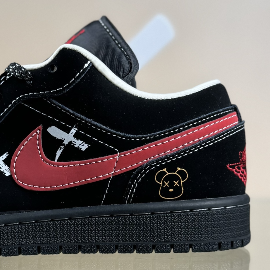 Air Jordan 1 Retro Low x KAWS 黑红满天星 QG2025-004
