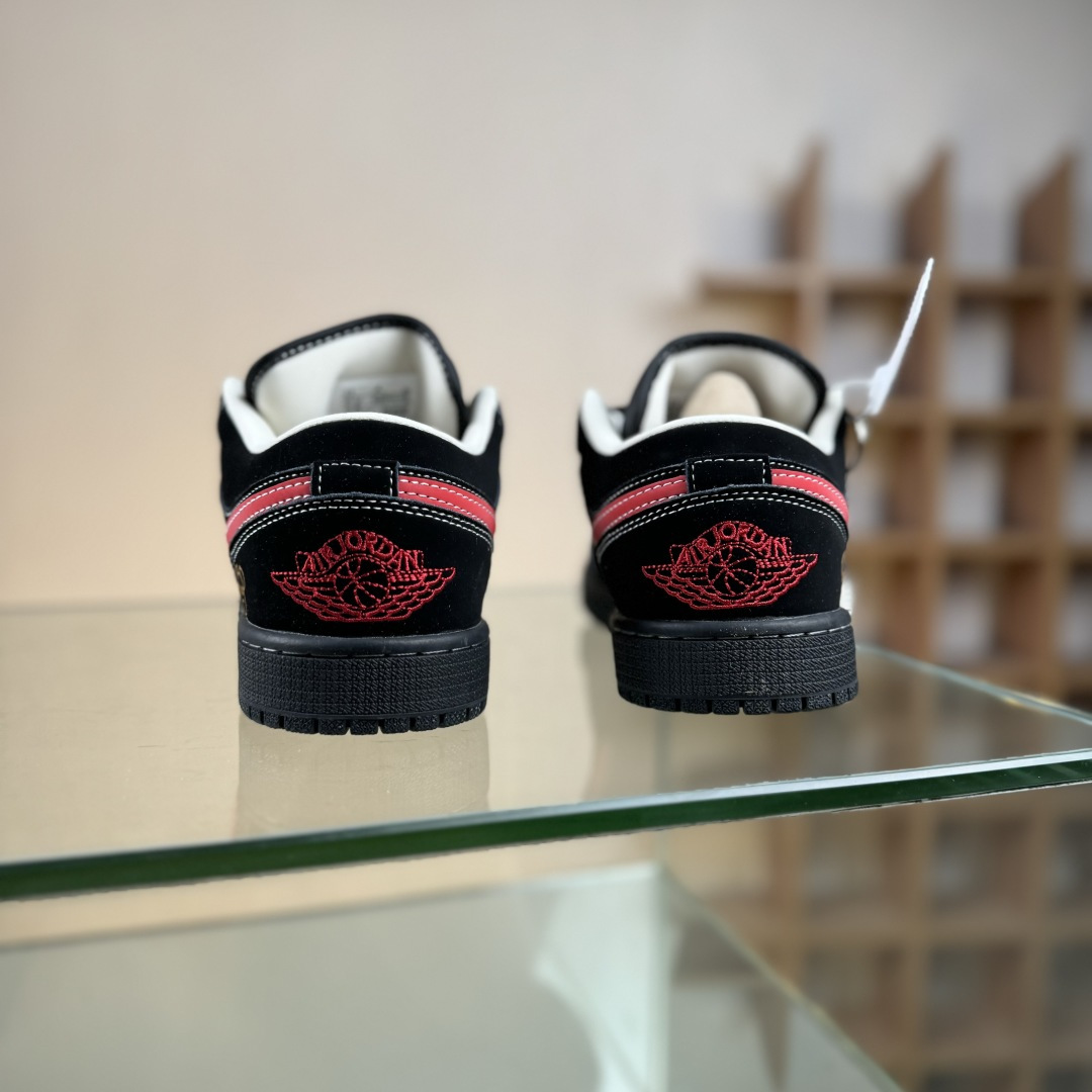 Air Jordan 1 Retro Low x KAWS 黑红满天星 QG2025-004