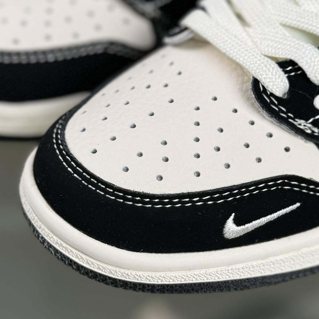 Travis Scott x Nike Air Jordan 1 Low x LABUBU Air Jordan 1 Low 反转黑白小勾拉布布倒钩 DX1888-096