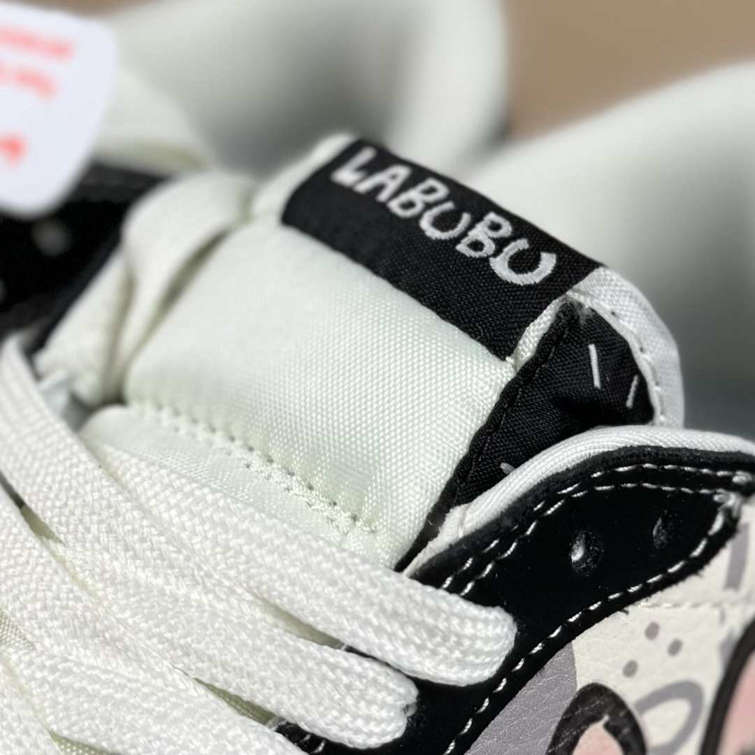 Travis Scott x Nike Air Jordan 1 Low x LABUBU Air Jordan 1 Low 反转黑白小勾拉布布倒钩 DX1888-096
