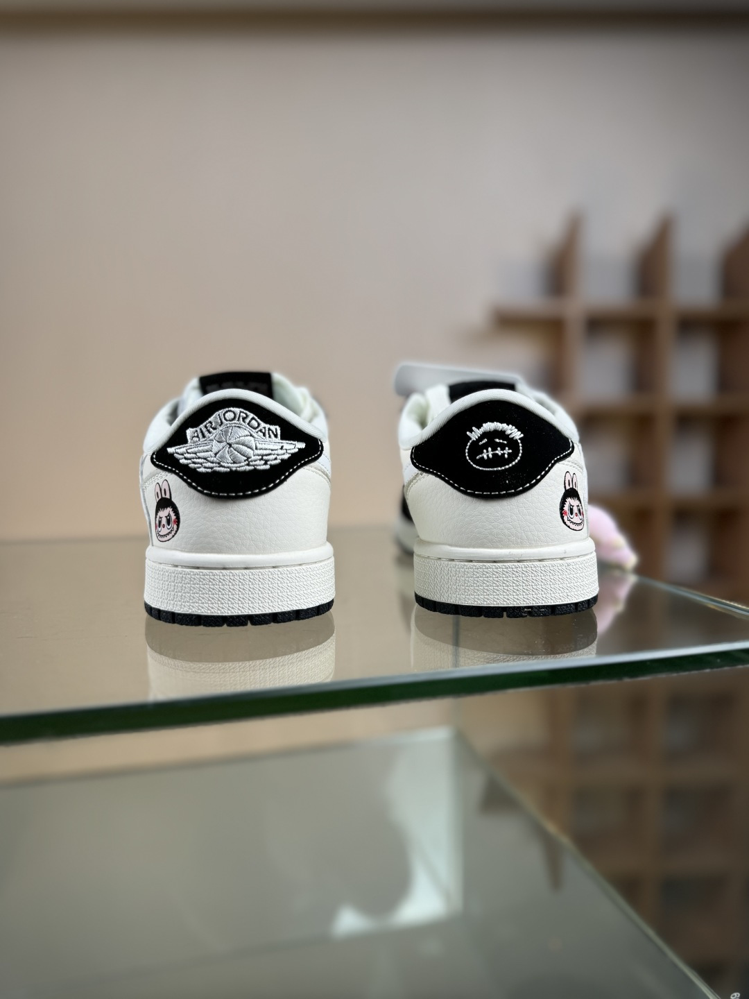 Travis Scott x Nike Air Jordan 1 Low x LABUBU Air Jordan 1 Low 反转黑白小勾拉布布倒钩 DX1888-096