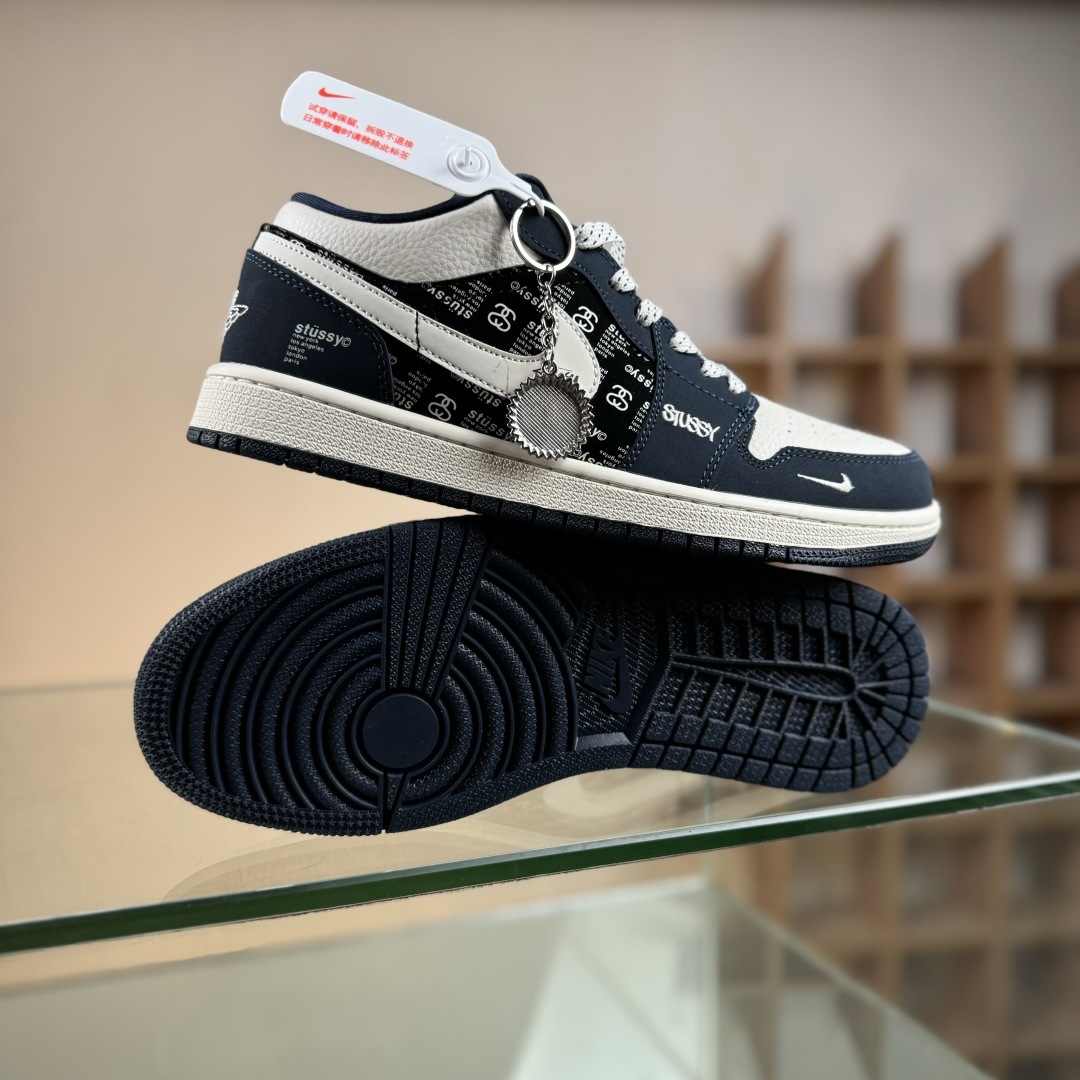Air Jordan 1 Low AJ1 乔1 “斯图西联名---米白黑蓝印花”高端定制 低帮复古篮球鞋 LD8888-004 Air Jordan 1 Low AJ1 乔1 “斯图西联名---米白黑蓝印花”高端定制 低帮复古篮球鞋 LD8888-004