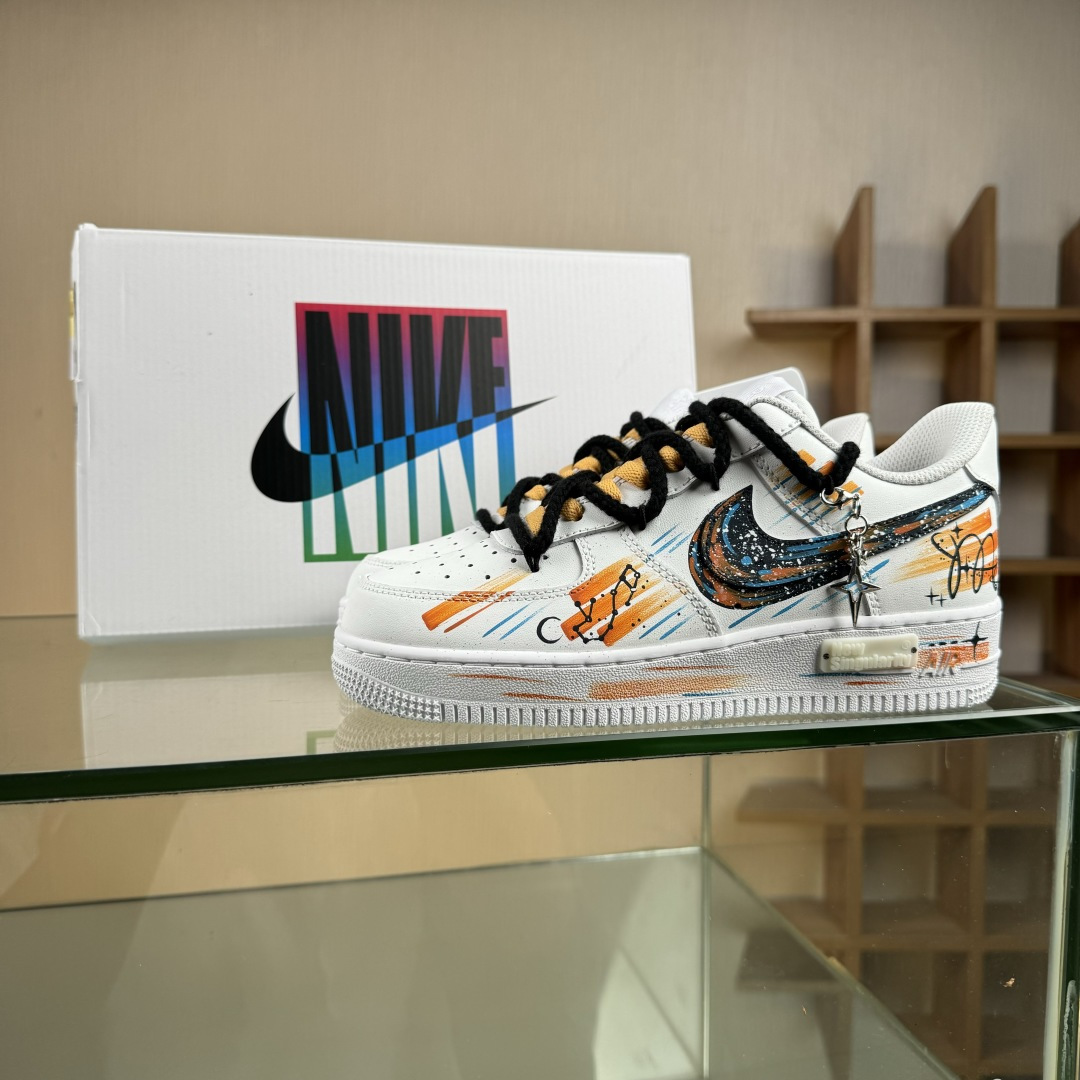 Nike Air Force 1'07 Low ”Scorpio” 手绘涂鸦 十二星座系列 天蝎座 空军一号低帮休闲板鞋-莆田鞋,莆田鞋货源,高仿鞋,高仿鞋货源,安福档口,莆田高仿鞋,莆田鞋批发,高仿鞋批发,莆田高仿运动鞋,高仿运动鞋,莆田运动鞋 Nike Air Force 1'07 Low ”Scorpio” 手绘涂鸦 十二星座系列 天蝎座 空军一号低帮休闲板鞋