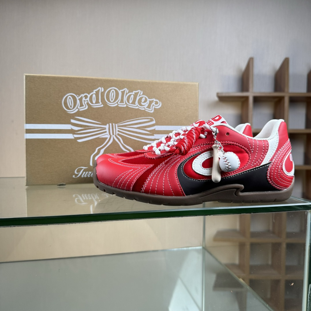 OLD ORDER Turbo-Lite芭蕾复古德训鞋 Hello Kitty联名大红配色超独特百搭 O2320814-莆田鞋,莆田鞋货源,高仿鞋,高仿鞋货源,安福档口,莆田高仿鞋,莆田鞋批发,高仿鞋批发,莆田高仿运动鞋,高仿运动鞋,莆田运动鞋 OLD ORDER Turbo-Lite芭蕾复古德训鞋 Hello Kitty联名大红配色超独特百搭 O2320814