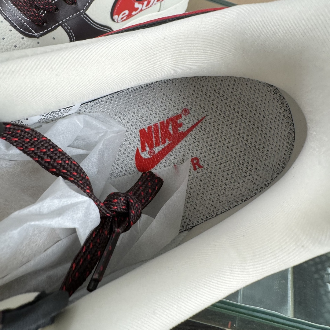 Nike Air Force 1 Low 07 x Superme 棕白红小勾满天星 KJ1688-019-莆田鞋,莆田鞋货源,高仿鞋,高仿鞋货源,安福档口,莆田高仿鞋,莆田鞋批发,高仿鞋批发,莆田高仿运动鞋,高仿运动鞋,莆田运动鞋 Nike Air Force 1 Low 07 x Superme 棕白红小勾满天星 KJ1688-019