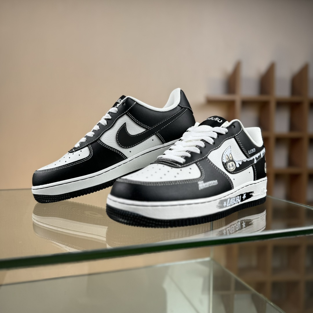 Nike Air Force 1 Low 07 x LABUBU 黑白 KJ5188-001-莆田鞋,莆田鞋货源,高仿鞋,高仿鞋货源,安福档口,莆田高仿鞋,莆田鞋批发,高仿鞋批发,莆田高仿运动鞋,高仿运动鞋,莆田运动鞋 Nike Air Force 1 Low 07 x LABUBU 黑白 KJ5188-001