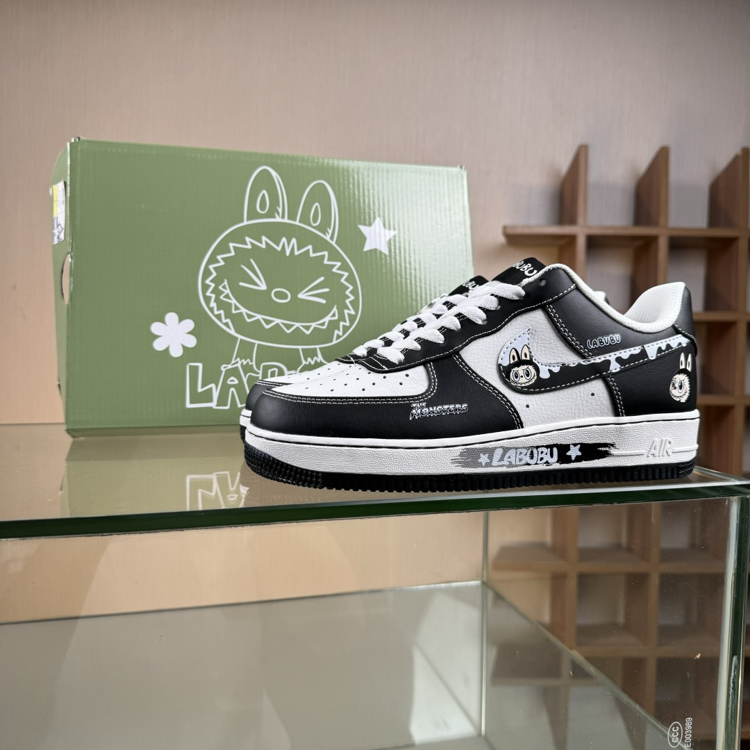 Nike Air Force 1 Low 07 x LABUBU 黑白 KJ5188-001-莆田鞋,莆田鞋货源,高仿鞋,高仿鞋货源,安福档口,莆田高仿鞋,莆田鞋批发,高仿鞋批发,莆田高仿运动鞋,高仿运动鞋,莆田运动鞋 Nike Air Force 1 Low 07 x LABUBU 黑白 KJ5188-001