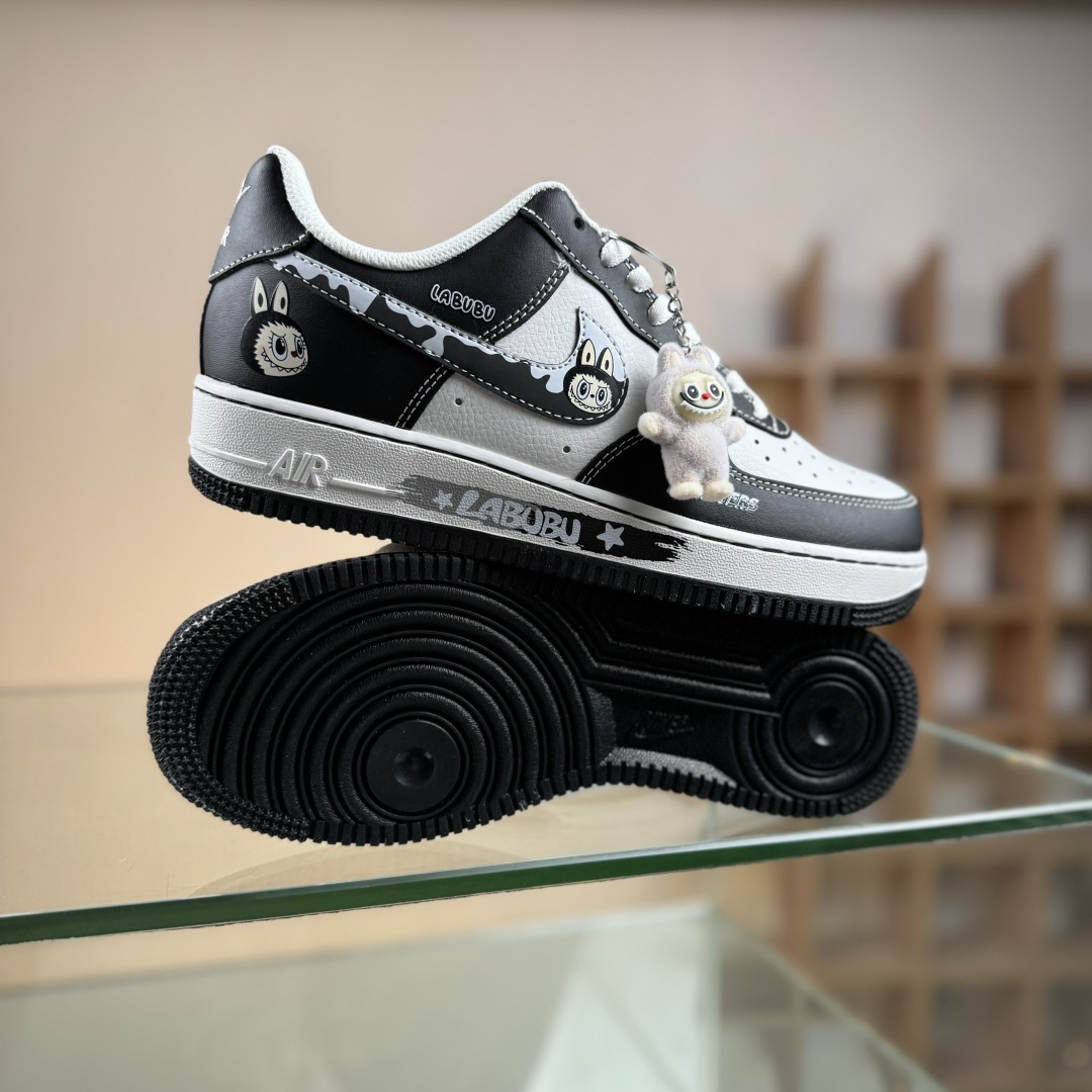 Nike Air Force 1 Low 07 x LABUBU 黑白 KJ5188-001-莆田鞋,莆田鞋货源,高仿鞋,高仿鞋货源,安福档口,莆田高仿鞋,莆田鞋批发,高仿鞋批发,莆田高仿运动鞋,高仿运动鞋,莆田运动鞋 Nike Air Force 1 Low 07 x LABUBU 黑白 KJ5188-001