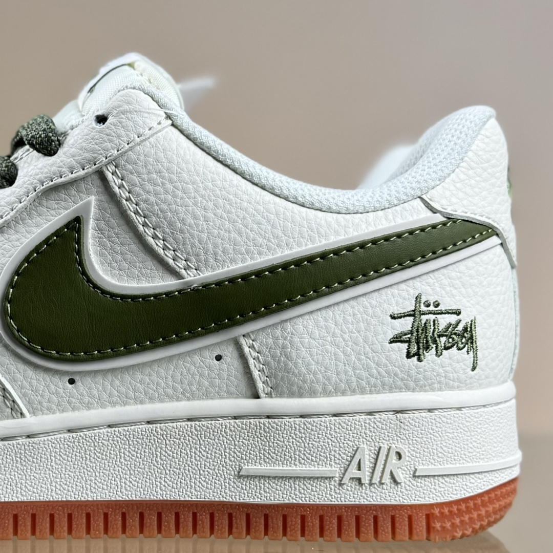 Nike Air Force 1'07 Low 斯图西联名 草绿生胶底 空军一号低帮休闲板鞋 XX3168-127-High Quatity Cheap Brand wholesale wholesaler seller Clothes Bags handbags Sneakers Top Fashion Clothing Shoes from China Factory Chinese suppliers best Quality Beautiful Price Nike Air Force 1'07 Low 斯图西联名 草绿生胶底 空军一号低帮休闲板鞋 XX3168-127
