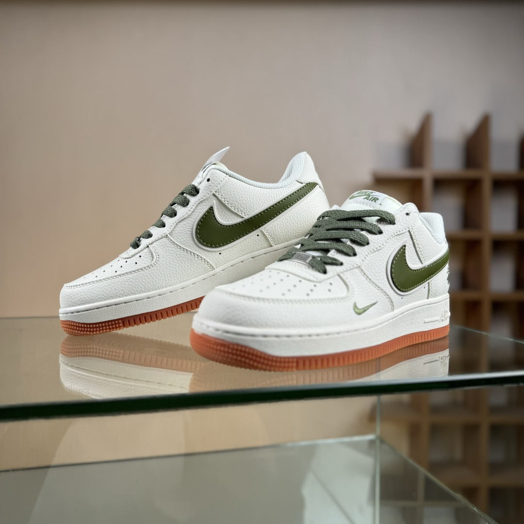 Nike Air Force 1'07 Low 斯图西联名 草绿生胶底 空军一号低帮休闲板鞋 XX3168-127-High Quatity Cheap Brand wholesale wholesaler seller Clothes Bags handbags Sneakers Top Fashion Clothing Shoes from China Factory Chinese suppliers best Quality Beautiful Price Nike Air Force 1'07 Low 斯图西联名 草绿生胶底 空军一号低帮休闲板鞋 XX3168-127