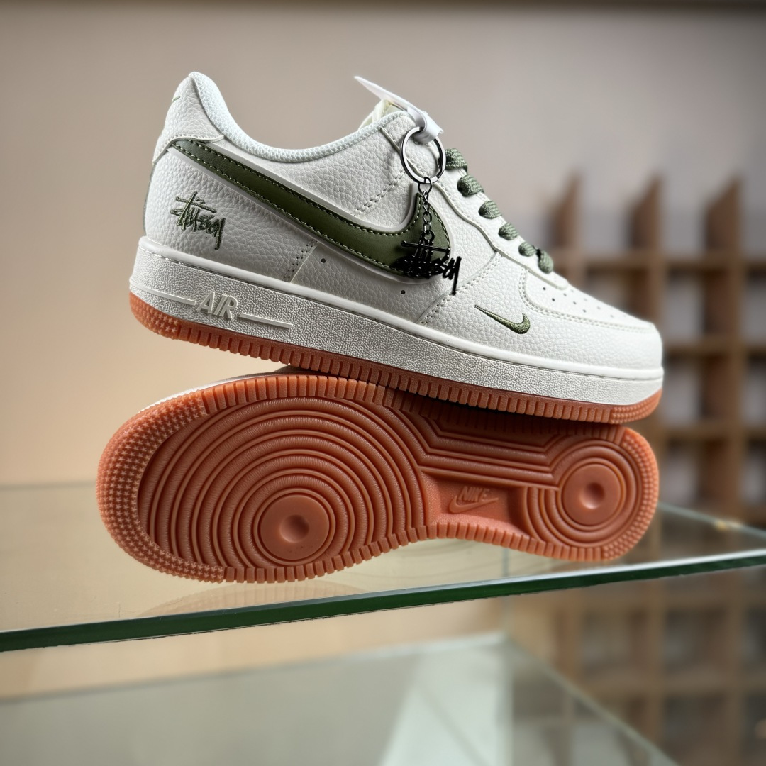 Nike Air Force 1'07 Low 斯图西联名 草绿生胶底 空军一号低帮休闲板鞋 XX3168-127-High Quatity Cheap Brand wholesale wholesaler seller Clothes Bags handbags Sneakers Top Fashion Clothing Shoes from China Factory Chinese suppliers best Quality Beautiful Price Nike Air Force 1'07 Low 斯图西联名 草绿生胶底 空军一号低帮休闲板鞋 XX3168-127