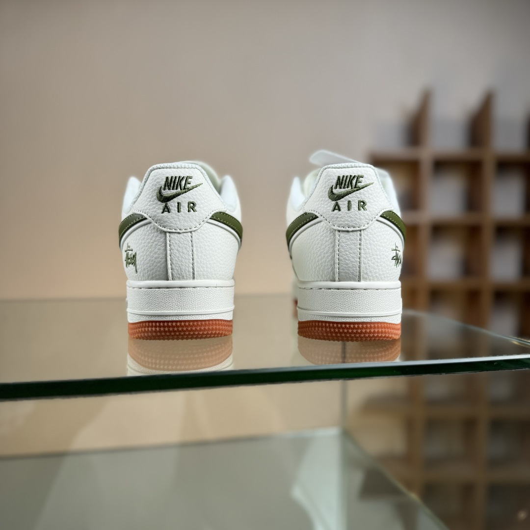 Nike Air Force 1'07 Low 斯图西联名 草绿生胶底 空军一号低帮休闲板鞋 XX3168-127-High Quatity Cheap Brand wholesale wholesaler seller Clothes Bags handbags Sneakers Top Fashion Clothing Shoes from China Factory Chinese suppliers best Quality Beautiful Price Nike Air Force 1'07 Low 斯图西联名 草绿生胶底 空军一号低帮休闲板鞋 XX3168-127