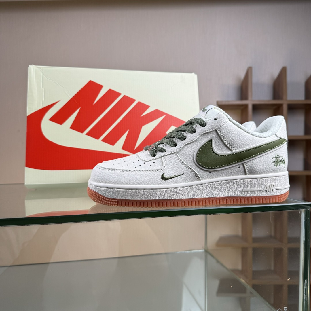 Nike Air Force 1'07 Low 斯图西联名 草绿生胶底 空军一号低帮休闲板鞋 XX3168-127-High Quatity Cheap Brand wholesale wholesaler seller Clothes Bags handbags Sneakers Top Fashion Clothing Shoes from China Factory Chinese suppliers best Quality Beautiful Price Nike Air Force 1'07 Low 斯图西联名 草绿生胶底 空军一号低帮休闲板鞋 XX3168-127