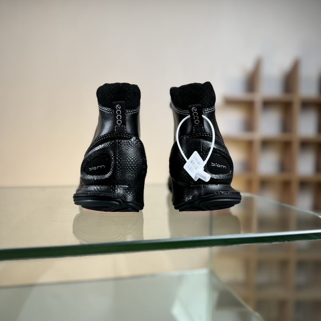 320 Ecco 爱步高帮 大经典 采用现代工艺品质融合 精选小牛皮面料 百搭休闲老爹鞋