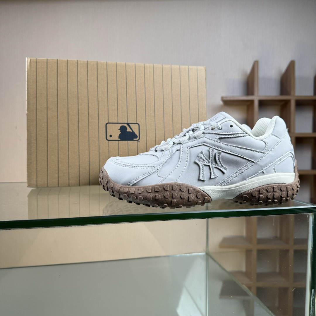 180 NY MLB Trophy Vintage LT 纽约洋基队 休闲运动鞋 3ASXT025N50IVS-Chinese UA Cheap High Quatity Brand Clothes Bags handbags Sneakers wholesale wholesaler seller from China Factory suppliers Fashion Clothing Shoes best Quality Beautiful Price 180 NY MLB Trophy Vintage LT 纽约洋基队 休闲运动鞋 3ASXT025N50IVS