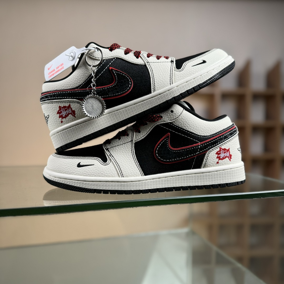 280 Nike Jordan Air Jordan 1“斯图西联名——米白黑红勾” 高端定制 低帮 复古 减震 防滑 耐磨 篮球鞋 QG1988-013-Chinese UA Cheap High Quatity Brand Clothes Bags handbags Sneakers wholesale wholesaler seller from China Factory suppliers Fashion Clothing Shoes best Quality Beautiful Price 280 Nike Jordan Air Jordan 1“斯图西联名——米白黑红勾” 高端定制 低帮 复古 减震 防滑 耐磨 篮球鞋 QG1988-013