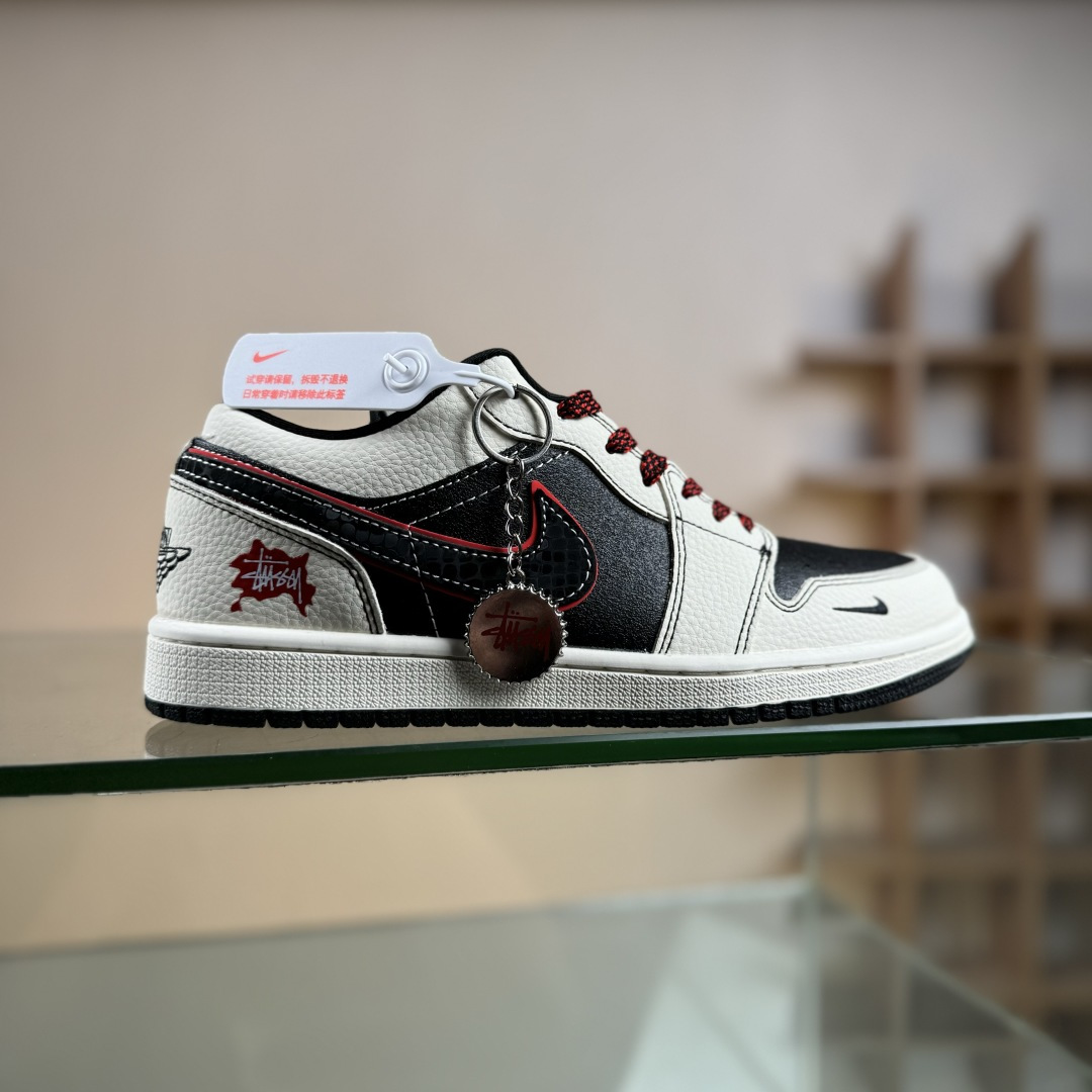 280 Nike Jordan Air Jordan 1“斯图西联名——米白黑红勾” 高端定制 低帮 复古 减震 防滑 耐磨 篮球鞋 QG1988-013-Chinese UA Cheap High Quatity Brand Clothes Bags handbags Sneakers wholesale wholesaler seller from China Factory suppliers Fashion Clothing Shoes best Quality Beautiful Price 280 Nike Jordan Air Jordan 1“斯图西联名——米白黑红勾” 高端定制 低帮 复古 减震 防滑 耐磨 篮球鞋 QG1988-013