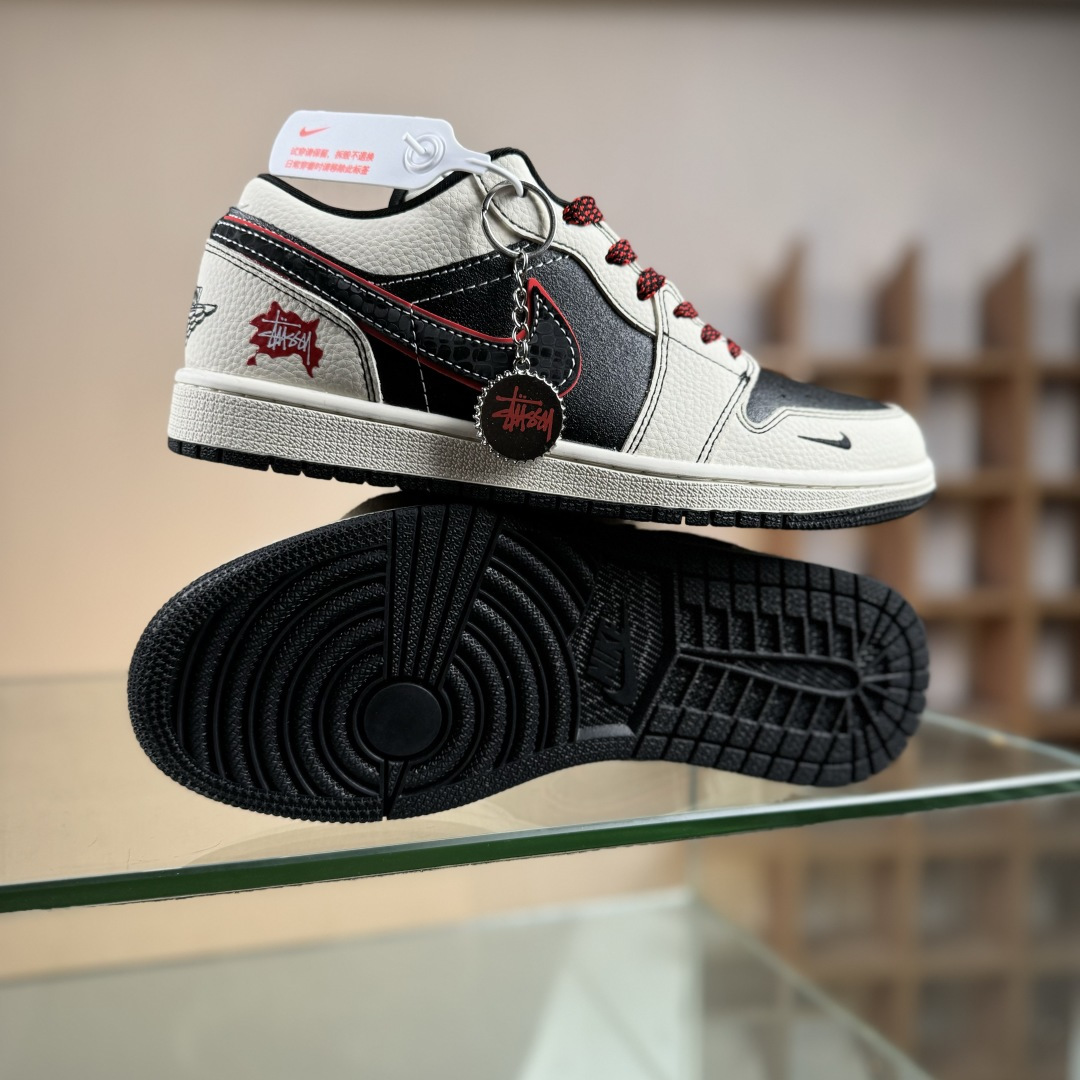 280 Nike Jordan Air Jordan 1“斯图西联名——米白黑红勾” 高端定制 低帮 复古 减震 防滑 耐磨 篮球鞋 QG1988-013-Chinese UA Cheap High Quatity Brand Clothes Bags handbags Sneakers wholesale wholesaler seller from China Factory suppliers Fashion Clothing Shoes best Quality Beautiful Price 280 Nike Jordan Air Jordan 1“斯图西联名——米白黑红勾” 高端定制 低帮 复古 减震 防滑 耐磨 篮球鞋 QG1988-013