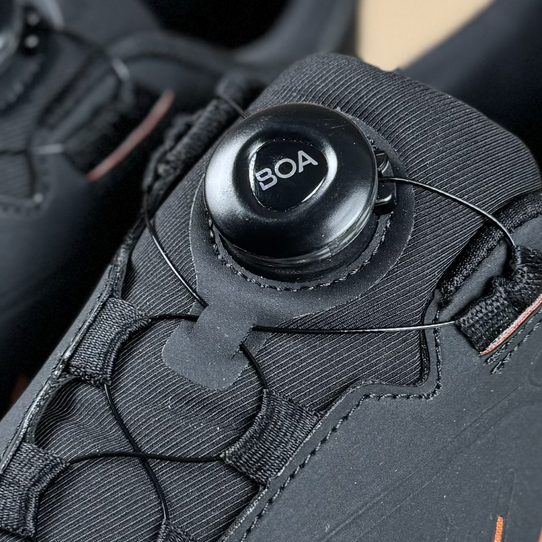 320 DESCENTE D/F WIRE 1.5迪桑特轻盈缓震皮鞋面时尚休闲运动覆盖防水男子越野跑鞋 中帮