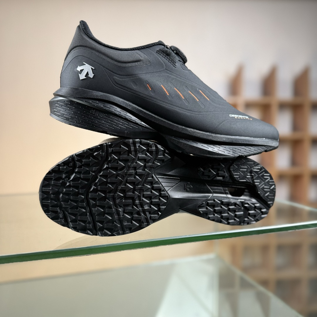 320 DESCENTE D/F WIRE 1.5迪桑特轻盈缓震皮鞋面时尚休闲运动覆盖防水男子越野跑鞋 中帮