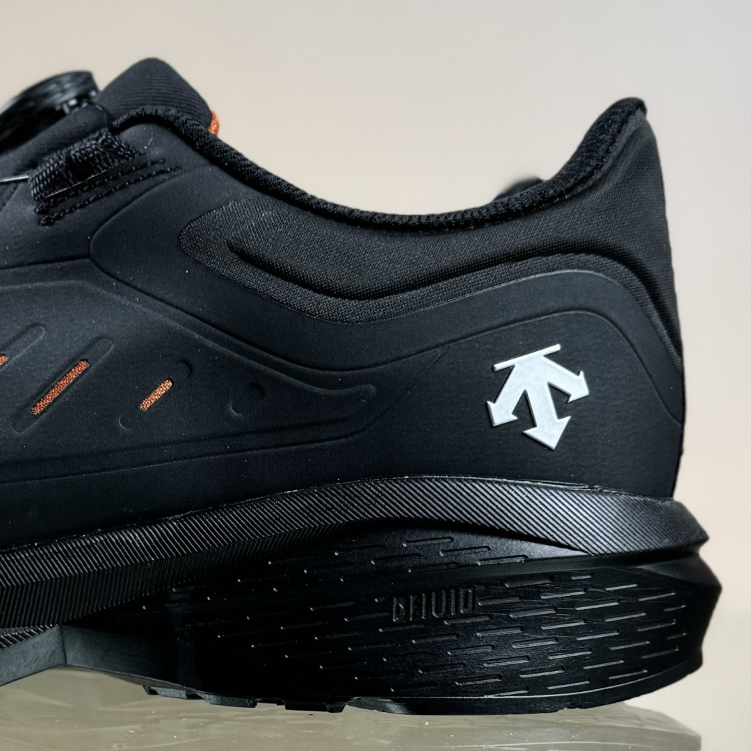 320 DESCENTE D/F WIRE 1.5迪桑特轻盈缓震皮鞋面时尚休闲运动覆盖防水男子越野跑鞋 中帮