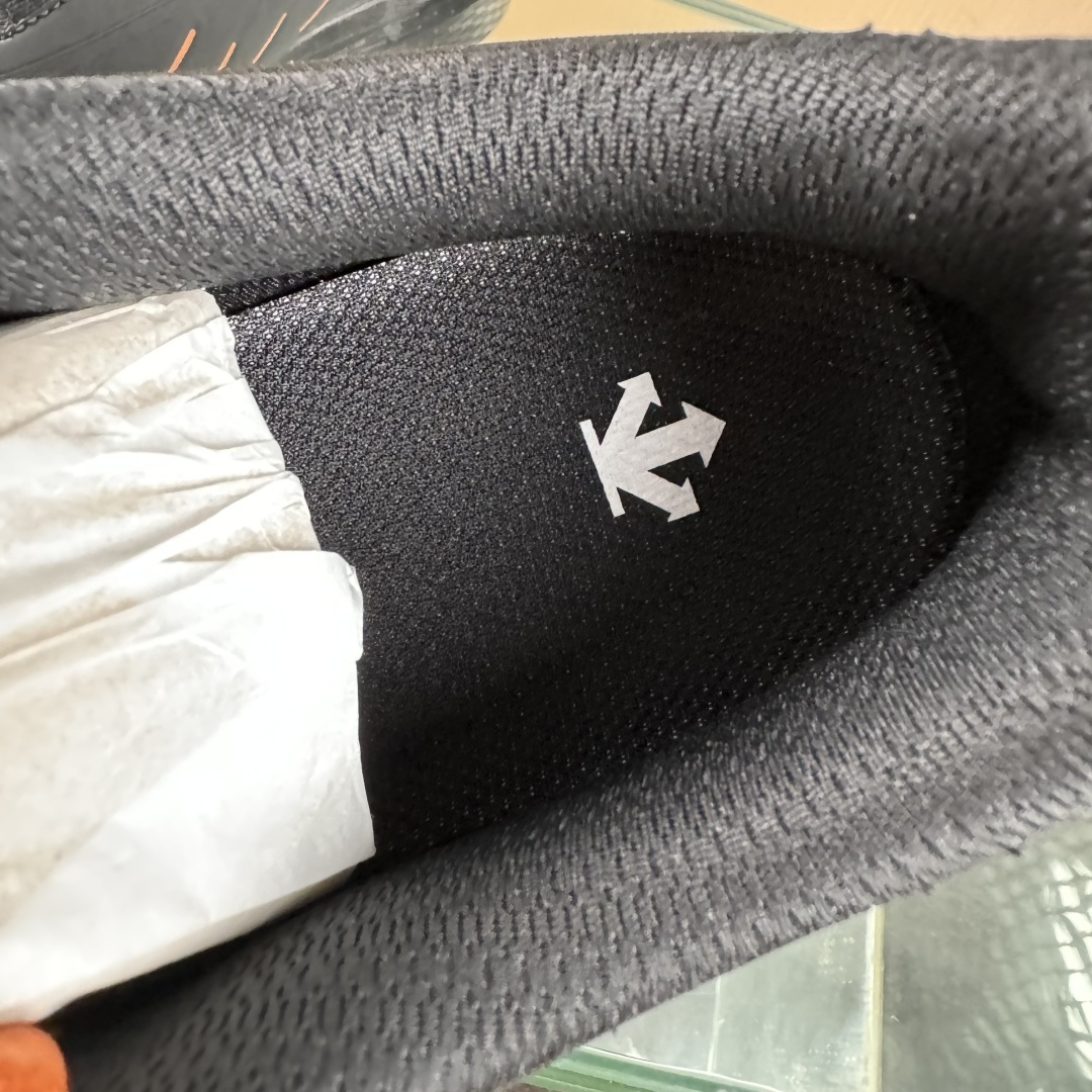 320 DESCENTE D/F WIRE 1.5迪桑特轻盈缓震皮鞋面时尚休闲运动覆盖防水男子越野跑鞋 中帮