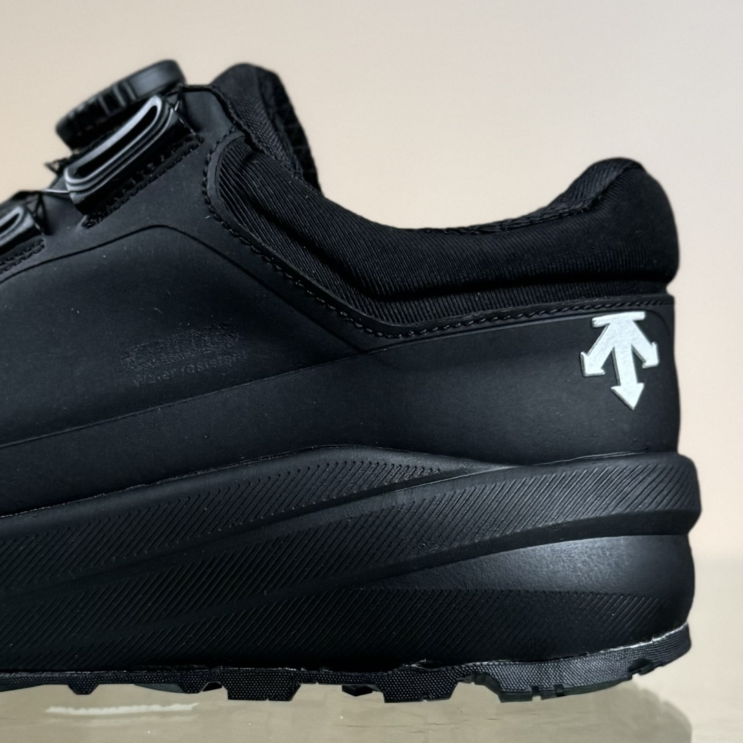 300 DESCENTE迪桑特轻盈缓震透气鞋面时尚休闲运动覆盖防水男子越野跑鞋