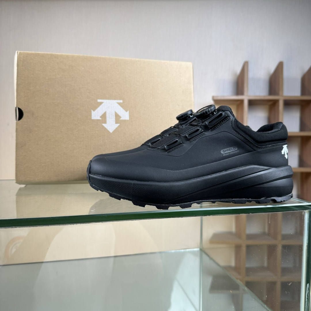 300 DESCENTE迪桑特轻盈缓震透气鞋面时尚休闲运动覆盖防水男子越野跑鞋