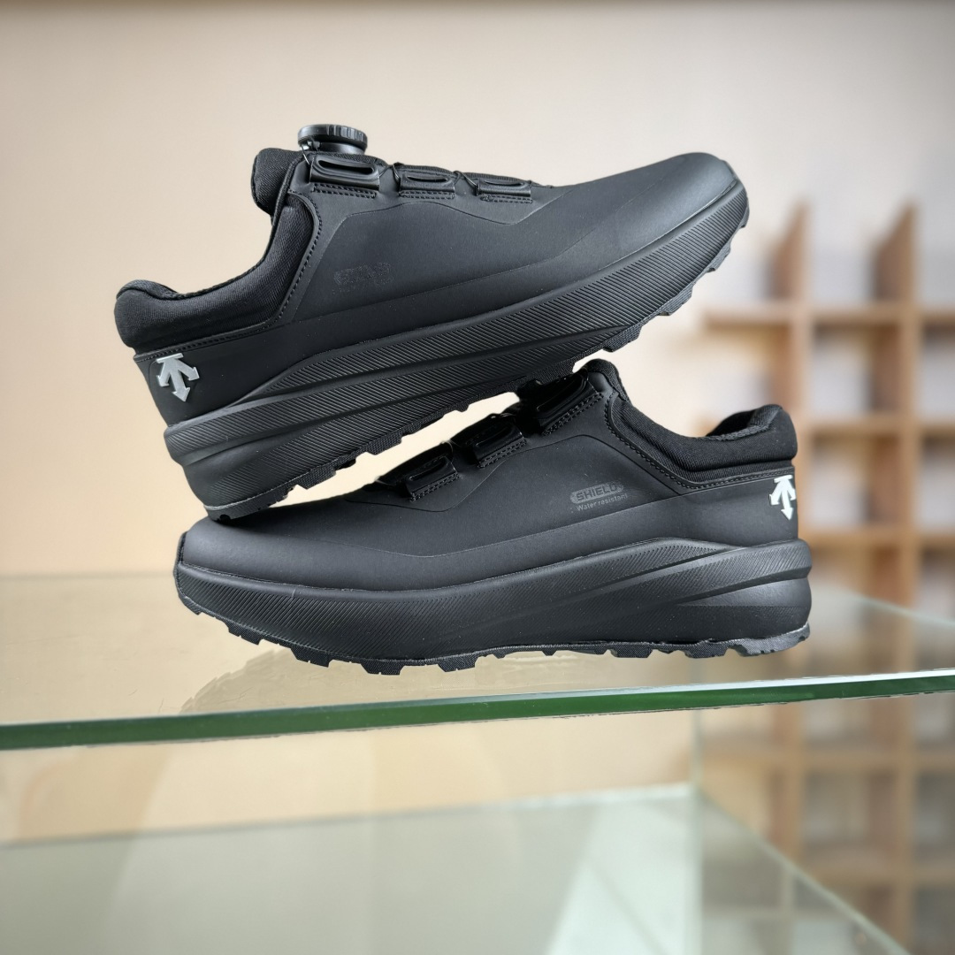 300 DESCENTE迪桑特轻盈缓震透气鞋面时尚休闲运动覆盖防水男子越野跑鞋