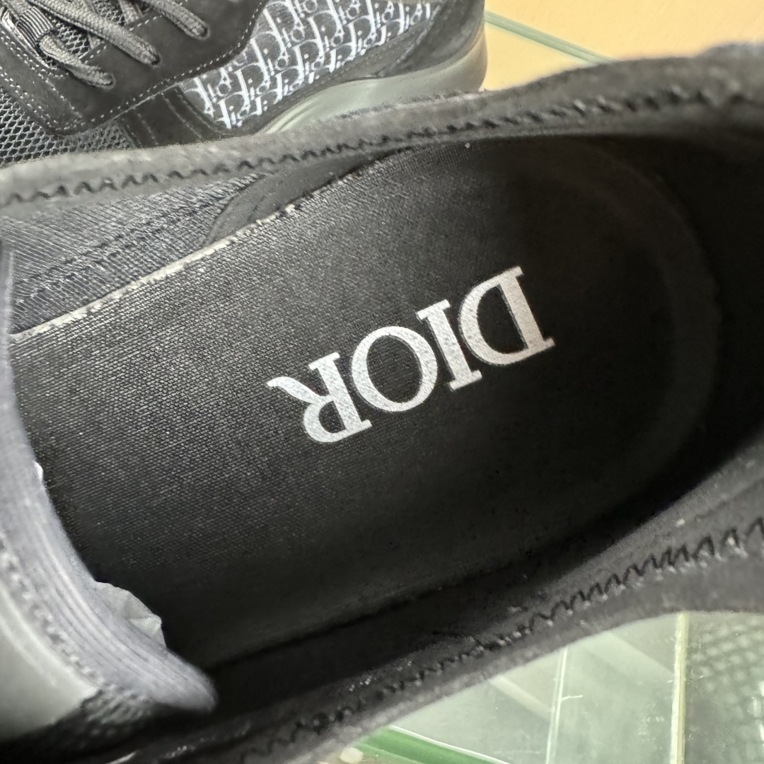 330 Dior 运动鞋 跑步鞋 原版购入开发 这款 B25 Runner 运动鞋结合运动版型与 Dior 优雅的经典标识