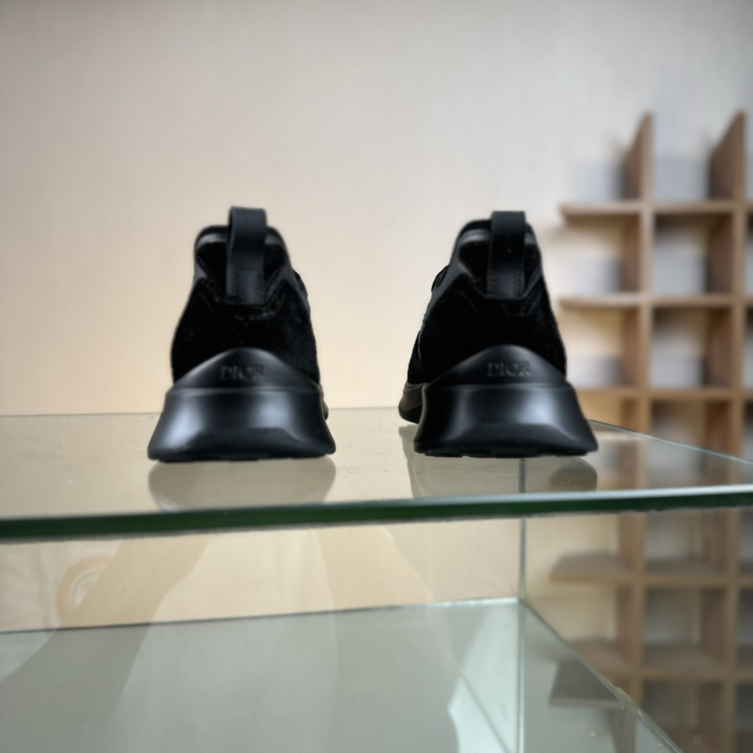 330 Dior 运动鞋 跑步鞋 原版购入开发 这款 B25 Runner 运动鞋结合运动版型与 Dior 优雅的经典标识