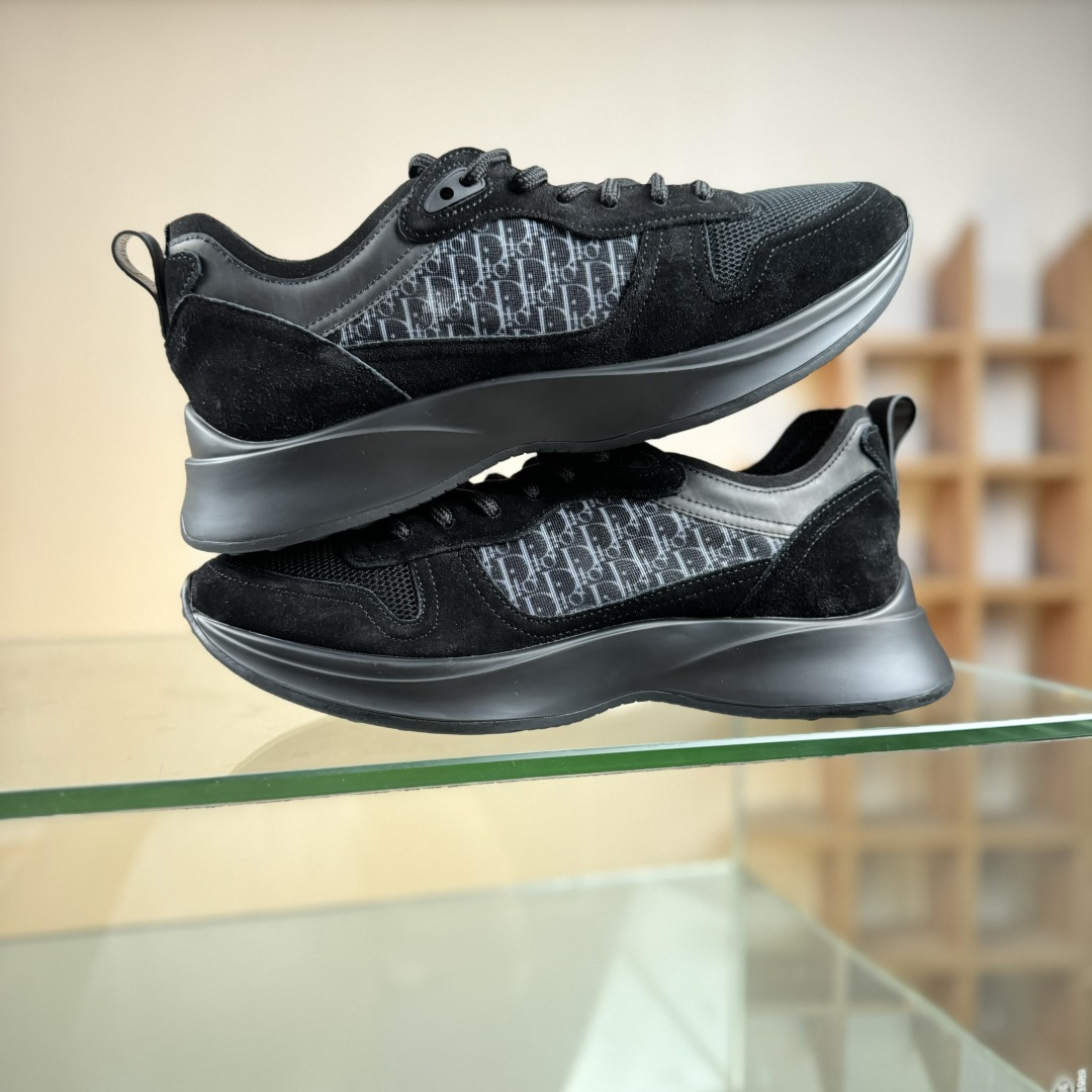 330 Dior 运动鞋 跑步鞋 原版购入开发 这款 B25 Runner 运动鞋结合运动版型与 Dior 优雅的经典标识