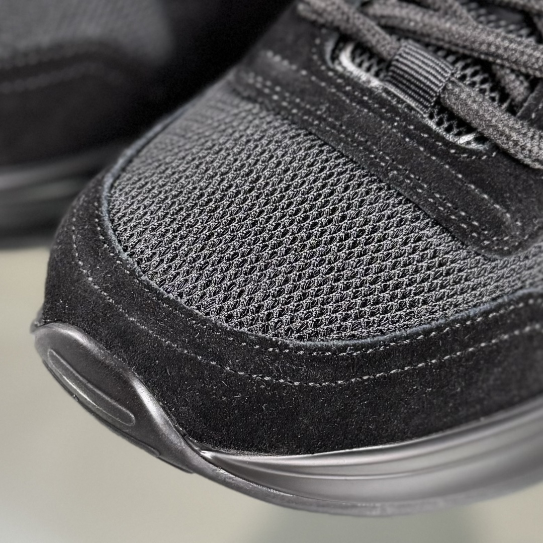 330 Dior 运动鞋 跑步鞋 原版购入开发 这款 B25 Runner 运动鞋结合运动版型与 Dior 优雅的经典标识