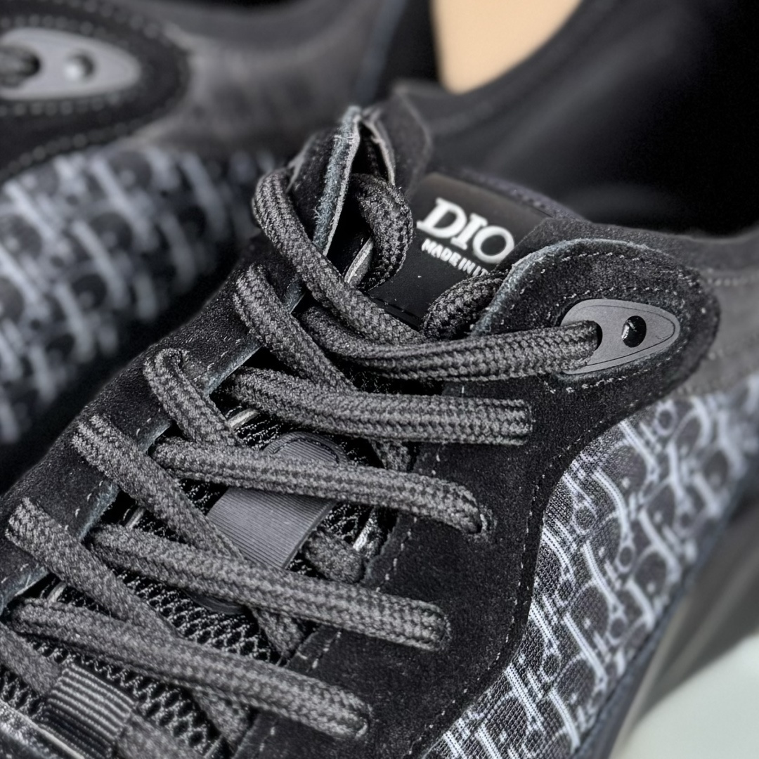 330 Dior 运动鞋 跑步鞋 原版购入开发 这款 B25 Runner 运动鞋结合运动版型与 Dior 优雅的经典标识