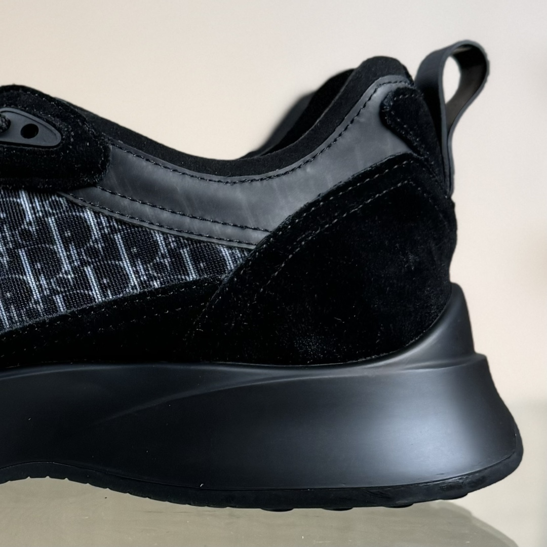 330 Dior 运动鞋 跑步鞋 原版购入开发 这款 B25 Runner 运动鞋结合运动版型与 Dior 优雅的经典标识