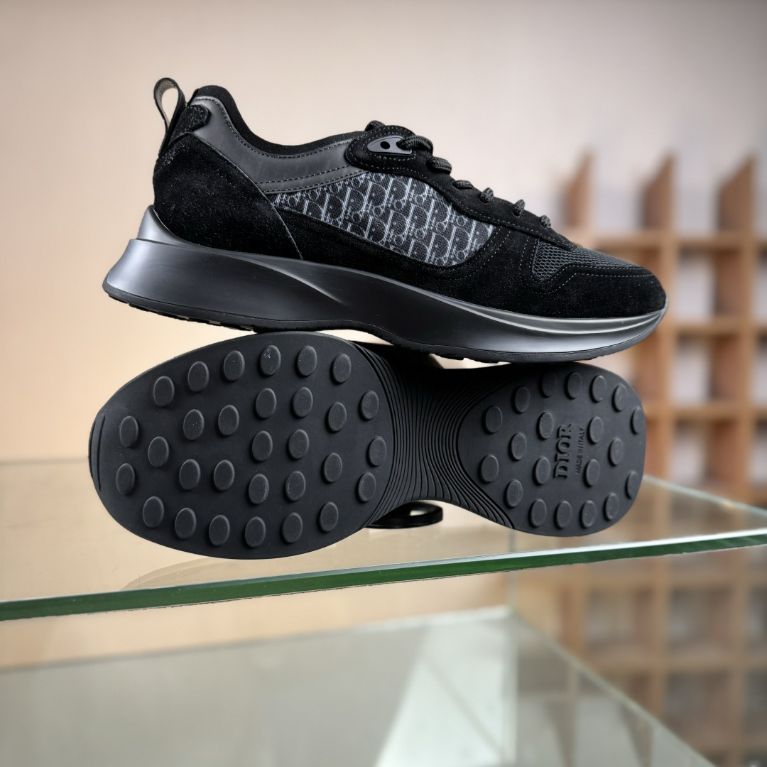330 Dior 运动鞋 跑步鞋 原版购入开发 这款 B25 Runner 运动鞋结合运动版型与 Dior 优雅的经典标识