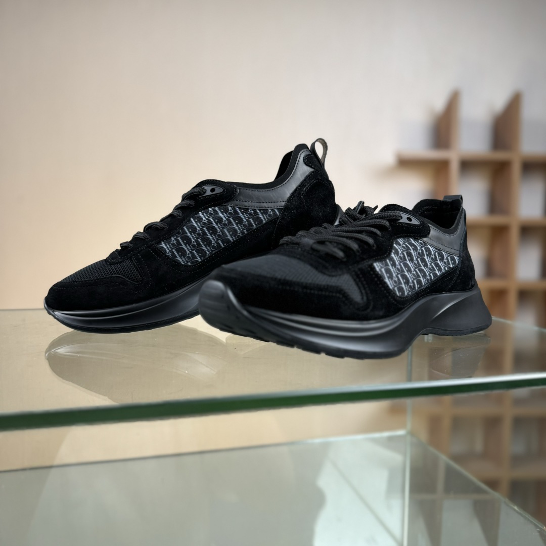 330 Dior 运动鞋 跑步鞋 原版购入开发 这款 B25 Runner 运动鞋结合运动版型与 Dior 优雅的经典标识