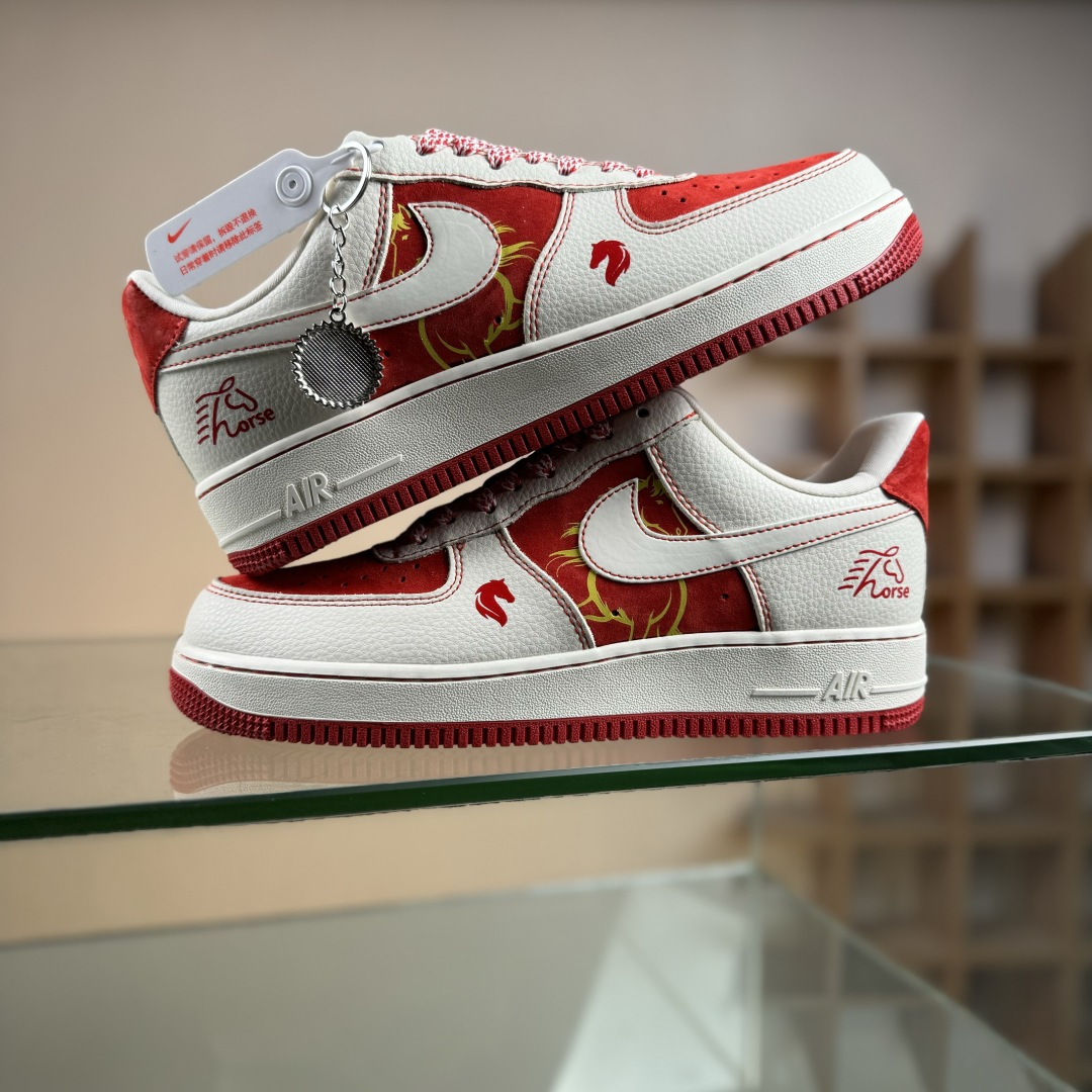 Nike Air Force 1'07 Low 马年联名 红马 空军一号低帮休闲板鞋 XL1979-133-莆田鞋,莆田鞋货源,高仿鞋,高仿鞋货源,安福档口,莆田高仿鞋,莆田鞋批发,高仿鞋批发,莆田高仿运动鞋,高仿运动鞋,莆田运动鞋 Nike Air Force 1'07 Low 马年联名 红马 空军一号低帮休闲板鞋 XL1979-133