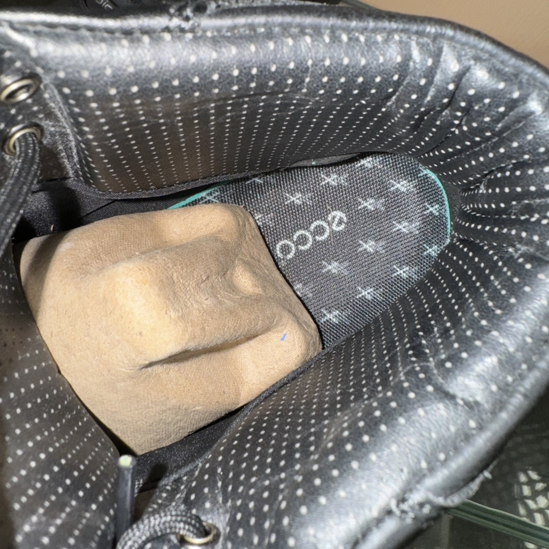 320 Ecco 爱步高帮 大经典 采用现代工艺品质融合 精选小牛皮面料 百搭休闲老爹鞋