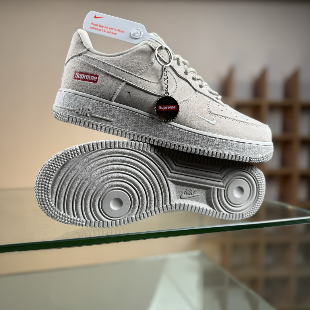 Nike Air Force 1'07 Low Supreme联名 全猪八 空军一号低帮休闲板鞋 DF0188-116-莆田鞋,莆田鞋货源,高仿鞋,高仿鞋货源,安福档口,莆田高仿鞋,莆田鞋批发,高仿鞋批发,莆田高仿运动鞋,高仿运动鞋,莆田运动鞋 Nike Air Force 1'07 Low Supreme联名 全猪八 空军一号低帮休闲板鞋 DF0188-116