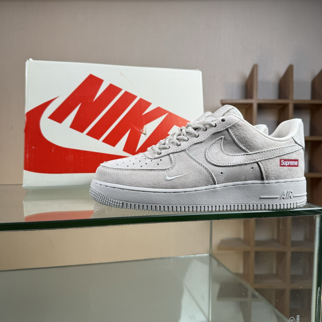 Nike Air Force 1'07 Low Supreme联名 全猪八 空军一号低帮休闲板鞋 DF0188-116-莆田鞋,莆田鞋货源,高仿鞋,高仿鞋货源,安福档口,莆田高仿鞋,莆田鞋批发,高仿鞋批发,莆田高仿运动鞋,高仿运动鞋,莆田运动鞋 Nike Air Force 1'07 Low Supreme联名 全猪八 空军一号低帮休闲板鞋 DF0188-116