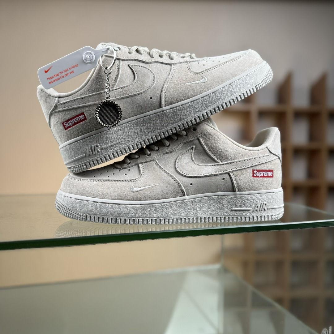Nike Air Force 1'07 Low Supreme联名 全猪八 空军一号低帮休闲板鞋 DF0188-116-莆田鞋,莆田鞋货源,高仿鞋,高仿鞋货源,安福档口,莆田高仿鞋,莆田鞋批发,高仿鞋批发,莆田高仿运动鞋,高仿运动鞋,莆田运动鞋 Nike Air Force 1'07 Low Supreme联名 全猪八 空军一号低帮休闲板鞋 DF0188-116