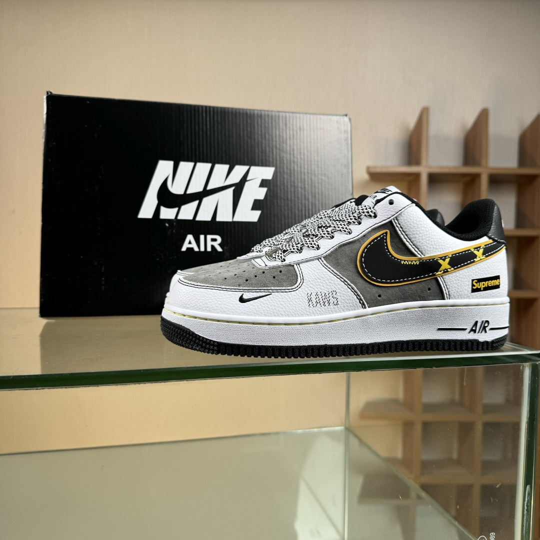 Nike Air Force 1'07 Low Supreme联名 白灰黄边勾 空军一号低帮休闲板鞋 XZ6188-259-莆田鞋,莆田鞋货源,高仿鞋,高仿鞋货源,安福档口,莆田高仿鞋,莆田鞋批发,高仿鞋批发,莆田高仿运动鞋,高仿运动鞋,莆田运动鞋 Nike Air Force 1'07 Low Supreme联名 白灰黄边勾 空军一号低帮休闲板鞋 XZ6188-259
