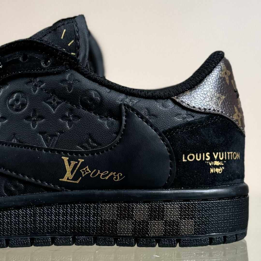XC版Travis Scott x Fragment Design x Jordan Air Jordan 1 Low OG SP “LV联名——黑金” DZ5899-033-莆田鞋,莆田鞋货源,高仿鞋,高仿鞋货源,安福档口,莆田高仿鞋,莆田鞋批发,高仿鞋批发,莆田高仿运动鞋,高仿运动鞋,莆田运动鞋 XC版Travis Scott x Fragment Design x Jordan Air Jordan 1 Low OG SP “LV联名——黑金” DZ5899-033