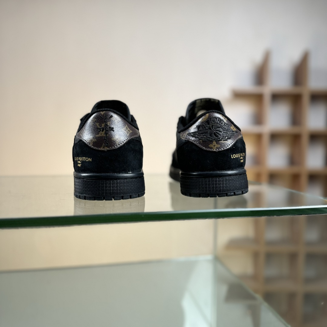 XC版Travis Scott x Fragment Design x Jordan Air Jordan 1 Low OG SP “LV联名——黑金” DZ5899-033-莆田鞋,莆田鞋货源,高仿鞋,高仿鞋货源,安福档口,莆田高仿鞋,莆田鞋批发,高仿鞋批发,莆田高仿运动鞋,高仿运动鞋,莆田运动鞋 XC版Travis Scott x Fragment Design x Jordan Air Jordan 1 Low OG SP “LV联名——黑金” DZ5899-033